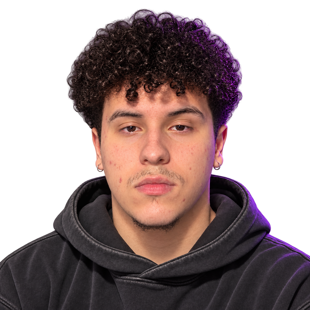 Retrato de Victor Brito com cabelo cacheado e moletom cinza