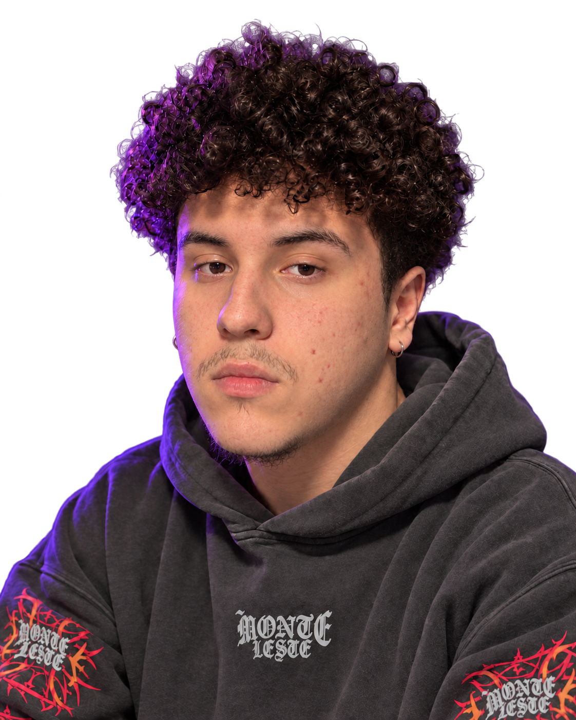 Retrato de Victor Brito com moletom cinza e iluminação roxa